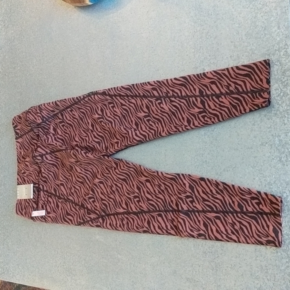 Victoria's Secret NWT Performance 7/8 Legging Tight High Rise Medium Brown Zebra - Picture 3 of 4